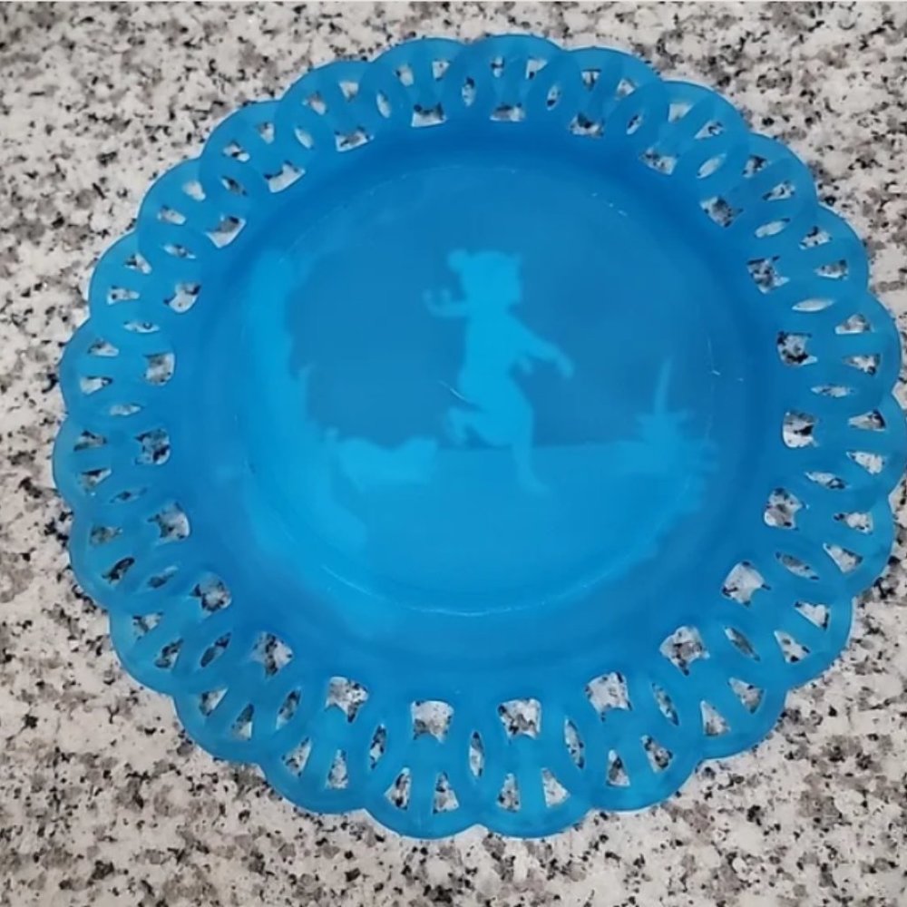 Vintage Westmoreland Glass Lattice Blue glass hand painted boy ice skating plate - Picture 4 of 4